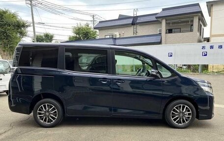 Toyota Voxy III, 2018 год, 2 400 000 рублей, 6 фотография