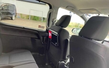 Toyota Voxy III, 2018 год, 2 400 000 рублей, 14 фотография