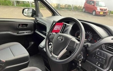 Toyota Voxy III, 2018 год, 2 400 000 рублей, 11 фотография