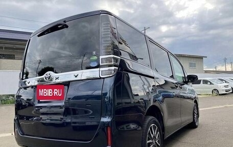 Toyota Voxy III, 2018 год, 2 400 000 рублей, 4 фотография