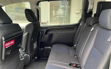 Toyota Voxy III, 2018 год, 2 400 000 рублей, 15 фотография