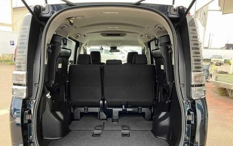 Toyota Voxy III, 2018 год, 2 400 000 рублей, 16 фотография