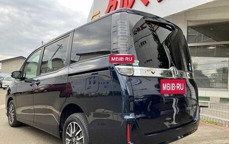 Toyota Voxy III, 2018 год, 2 400 000 рублей, 2 фотография