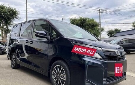 Toyota Voxy III, 2018 год, 2 400 000 рублей, 3 фотография