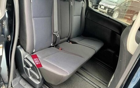 Toyota Voxy III, 2018 год, 2 400 000 рублей, 13 фотография