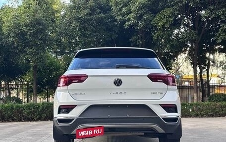 Volkswagen T-Roc I, 2023 год, 2 100 000 рублей, 2 фотография