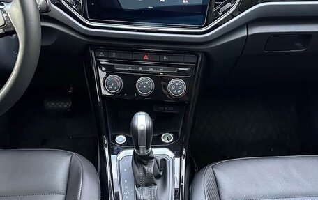 Volkswagen T-Roc I, 2023 год, 2 100 000 рублей, 7 фотография