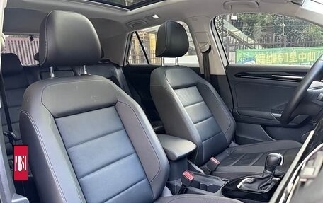 Volkswagen T-Roc I, 2023 год, 2 100 000 рублей, 11 фотография