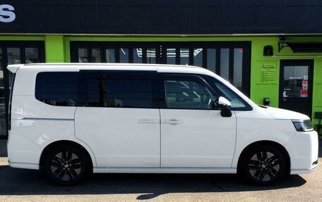 Honda Stepwgn, 2022 год, 2 050 000 рублей, 4 фотография