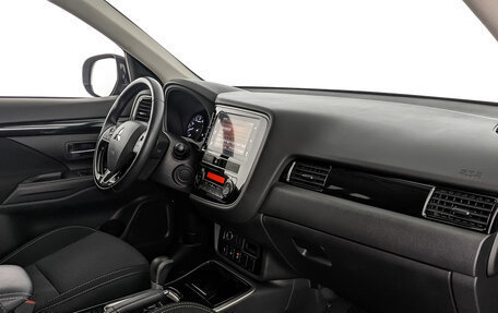 Mitsubishi Outlander III рестайлинг 3, 2019 год, 2 280 000 рублей, 13 фотография