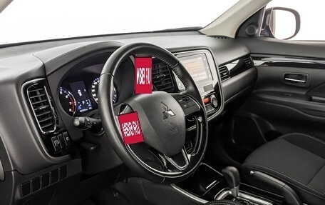 Mitsubishi Outlander III рестайлинг 3, 2019 год, 2 280 000 рублей, 15 фотография