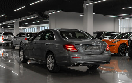 Mercedes-Benz E-Класс, 2020 год, 3 190 000 рублей, 4 фотография