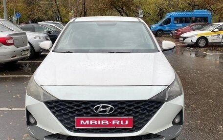 Hyundai Solaris II рестайлинг, 2021 год, 850 000 рублей, 1 фотография