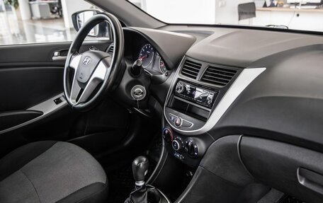 Hyundai Solaris II рестайлинг, 2011 год, 598 000 рублей, 24 фотография