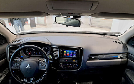 Mitsubishi Outlander III рестайлинг 3, 2018 год, 2 550 000 рублей, 14 фотография