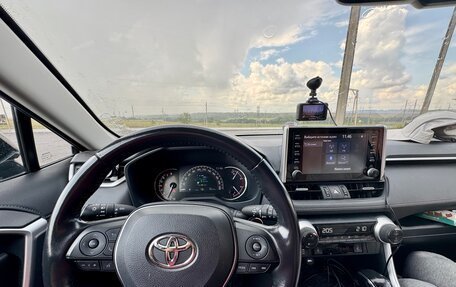 Toyota RAV4, 2021 год, 3 350 000 рублей, 7 фотография