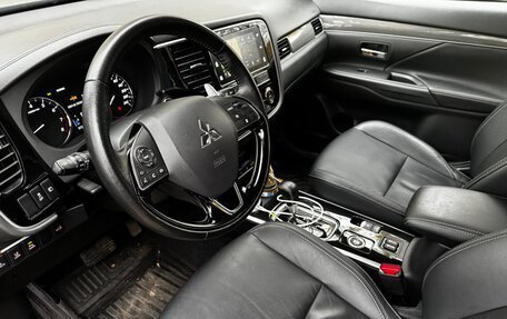 Mitsubishi Outlander III рестайлинг 3, 2018 год, 3 199 999 рублей, 9 фотография