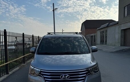 Hyundai Grand Starex Grand Starex I рестайлинг 2, 2018 год, 3 100 000 рублей, 2 фотография