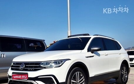 Volkswagen Tiguan II, 2022 год, 2 300 000 рублей, 1 фотография