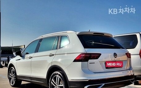 Volkswagen Tiguan II, 2022 год, 2 300 000 рублей, 4 фотография