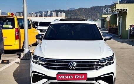 Volkswagen Tiguan II, 2022 год, 2 300 000 рублей, 2 фотография