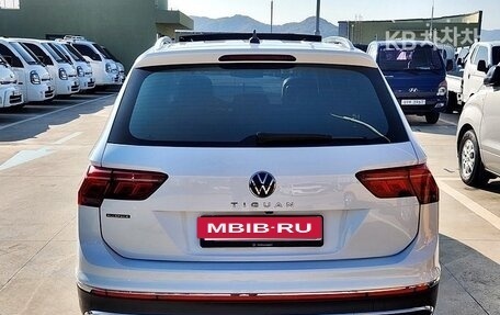 Volkswagen Tiguan II, 2022 год, 2 300 000 рублей, 3 фотография