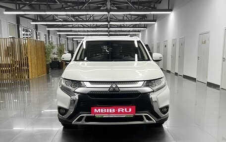 Mitsubishi Outlander III рестайлинг 3, 2019 год, 2 445 000 рублей, 3 фотография