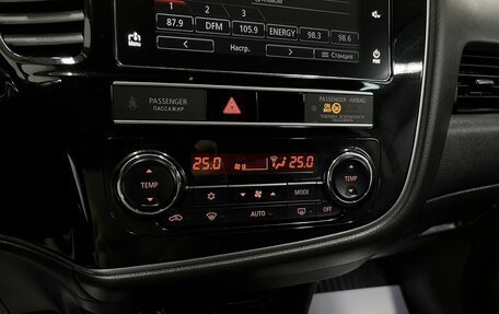 Mitsubishi Outlander III рестайлинг 3, 2019 год, 2 445 000 рублей, 18 фотография