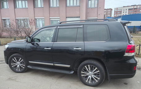 Toyota Land Cruiser 200, 2017 год, 6 499 000 рублей, 3 фотография