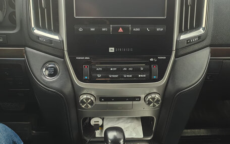 Toyota Land Cruiser 200, 2017 год, 6 499 000 рублей, 5 фотография