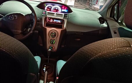 Toyota Yaris III рестайлинг, 2007 год, 700 000 рублей, 12 фотография