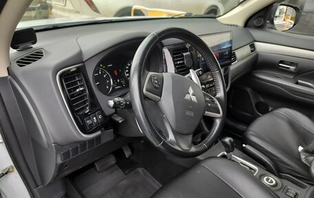Mitsubishi Outlander III рестайлинг 3, 2014 год, 1 600 000 рублей, 7 фотография