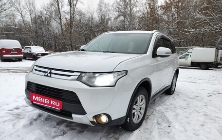 Mitsubishi Outlander III рестайлинг 3, 2014 год, 1 600 000 рублей, 2 фотография