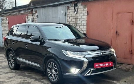 Mitsubishi Outlander III рестайлинг 3, 2018 год, 2 490 000 рублей, 8 фотография
