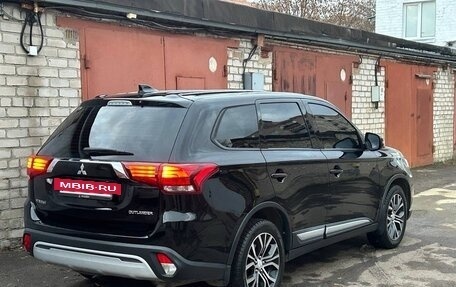 Mitsubishi Outlander III рестайлинг 3, 2018 год, 2 490 000 рублей, 6 фотография