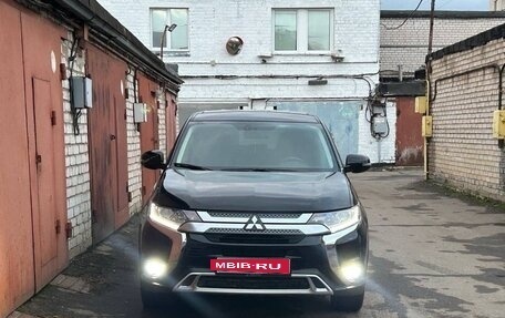 Mitsubishi Outlander III рестайлинг 3, 2018 год, 2 490 000 рублей, 2 фотография