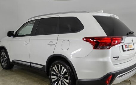 Mitsubishi Outlander III рестайлинг 3, 2018 год, 1 890 000 рублей, 5 фотография