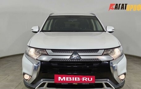 Mitsubishi Outlander III рестайлинг 3, 2018 год, 1 890 000 рублей, 2 фотография