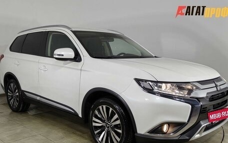 Mitsubishi Outlander III рестайлинг 3, 2018 год, 1 890 000 рублей, 3 фотография