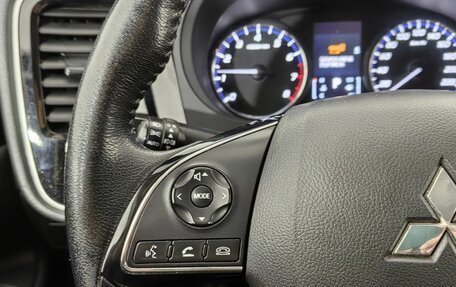 Mitsubishi Outlander III рестайлинг 3, 2018 год, 1 890 000 рублей, 10 фотография