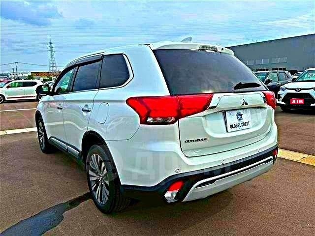 Mitsubishi Outlander III рестайлинг 3, 2022 год, 1 900 000 рублей, 4 фотография