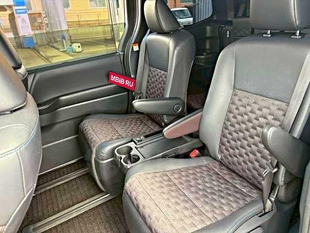 Toyota Voxy III, 2022 год, 2 650 000 рублей, 3 фотография