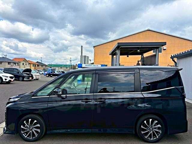 Toyota Voxy III, 2022 год, 2 650 000 рублей, 6 фотография