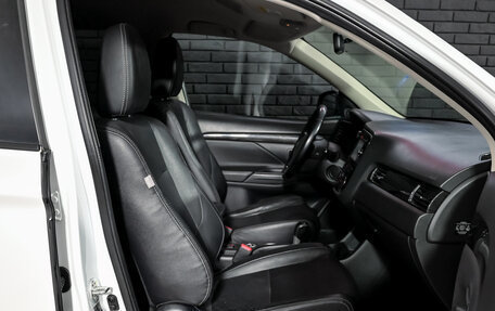 Mitsubishi Outlander III рестайлинг 3, 2016 год, 1 795 000 рублей, 10 фотография