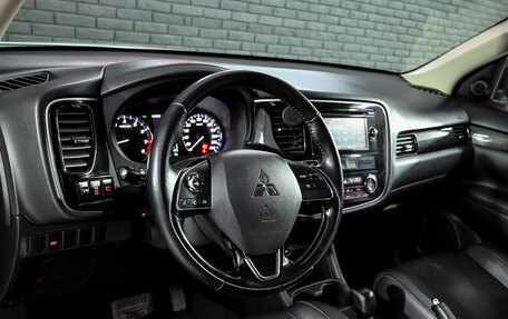 Mitsubishi Outlander III рестайлинг 3, 2016 год, 1 795 000 рублей, 11 фотография