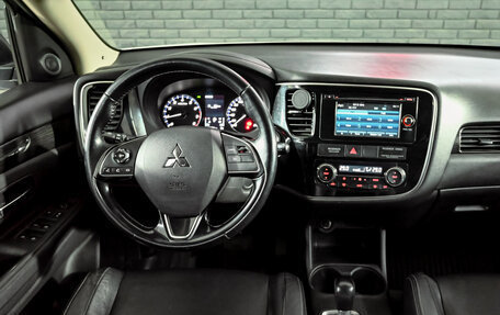 Mitsubishi Outlander III рестайлинг 3, 2016 год, 1 795 000 рублей, 16 фотография