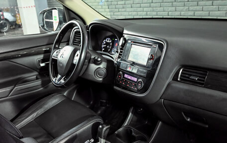 Mitsubishi Outlander III рестайлинг 3, 2016 год, 1 795 000 рублей, 15 фотография