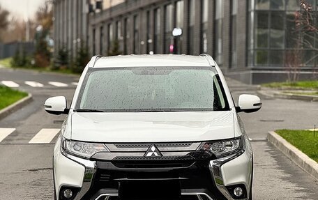 Mitsubishi Outlander III рестайлинг 3, 2021 год, 2 715 000 рублей, 2 фотография