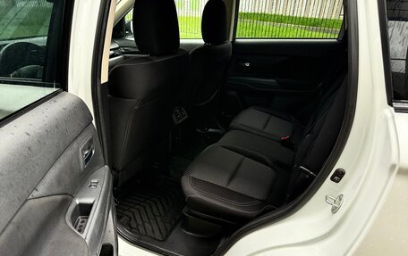 Mitsubishi Outlander III рестайлинг 3, 2021 год, 2 715 000 рублей, 16 фотография