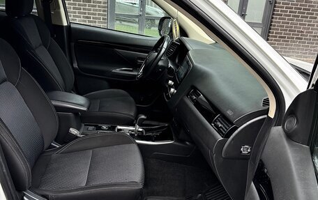 Mitsubishi Outlander III рестайлинг 3, 2021 год, 2 715 000 рублей, 12 фотография